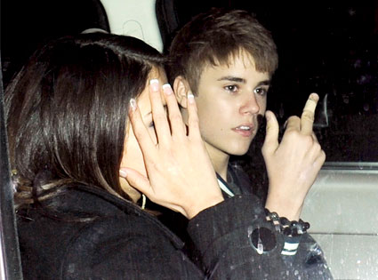 justin bieber middle finger to paparazzi. Bieber Flips Off the